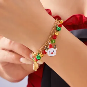 Vista detallada de la pulsera navideña con cuentas de cristal y colgante de reno
