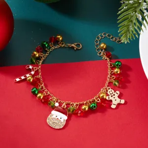 Primer plano de una pulsera navideña festiva con dijes de Papá Noel y hombre de jengibre