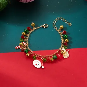 Vista detallada de una pulsera navideña con dijes de Papá Noel y bastones de caramelo festivos