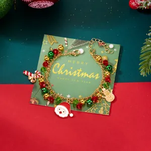 Vista detallada de una festiva pulsera de Navidad con colgantes de Papá Noel y bastones.