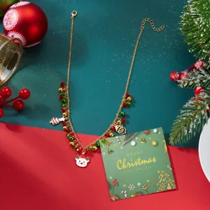 Vista detallada de un collar navideño dorado con cuentas de cristal de colores y colgantes