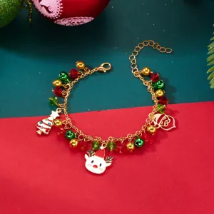 Primer plano de una festiva pulsera de Navidad con dijes de reno y árbol