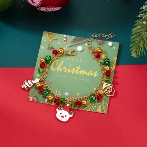 Pulsera festiva con dijes navideños, reno, árbol y cuentas de colores en detalle.