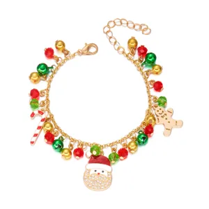 Pulsera navideña dorada con dijes de Papá Noel, bastón de caramelo y hombre de jengibre.