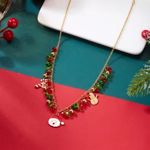Primer plano del collar de Navidad con dijes de Papá Noel, muñeco de nieve y cuentas
