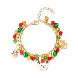 Detalle de pulsera navideña con cuentas festivas y colgantes de esmalte de colores