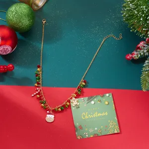 Detalle de un collar navideño festivo con dijes de Papá Noel y hombre de jengibre dorado