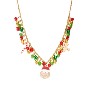 Primer plano del collar de Navidad con Papá Noel, hombre de jengibre y cuentas de cristal rojo.