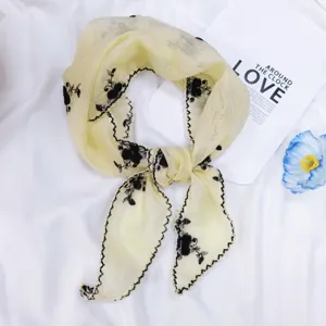 Foulard triangulaire brodé en lin de coton, foulard floral jaune pour femmes.
