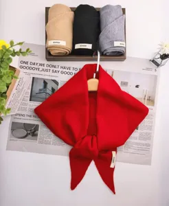 Mooie gebreide driehoekige sjaal voor dames, zachte effen mode halsdoek en omslagdoek.