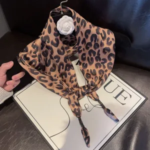 Zijden driehoekige sjaal met luipaardprint, stijlvolle mode accessoire voor lente en zomer.