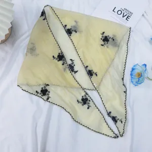Foulard triangulaire brodé en coton lin bandeau vintage floral pour femmes mode chic.