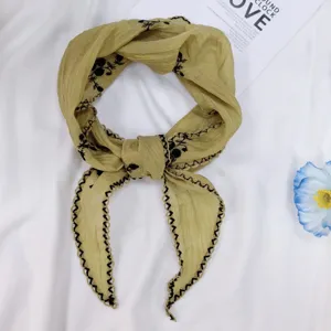 Foulard bandeau triangulaire brodé en lin de coton accessoire de cheveux floral polyvalent détail