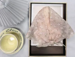 Zachte bloemige driehoekscialles voor vrouwen, geplooide lichte lente- en zomerhals- of hoofddoek.