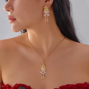 Detailaufnahme eines rosa Strass Weihnachts-Nussknacker-Schmucksets mit Halskette