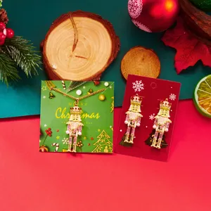 Detailansicht des festlichen Nussknacker-Schmucksets mit Halskette und rosa Strasssteinen