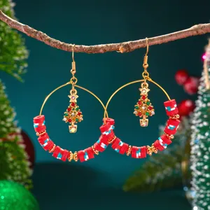 Detaillierte Nahaufnahme der Weihnachtsbaum-Creolen mit bunten Polymer-Ton-Perlen
