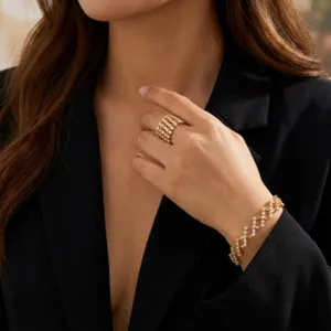 Nahaufnahme eines magischen Stretchrings mit fünf Reihen Kristallen als Armband
