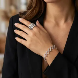 Detailansicht des kreativen magischen ausziehbaren Rings und Armbands mit fünf Diamantreihen.