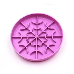 Détail gamelle anti-glouton en silicone, motif flocon, mangeoire pour animaux de compagnie.