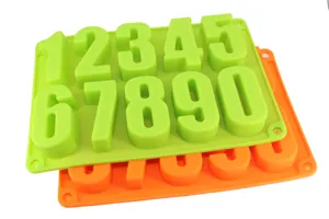 Detail van siliconen cijfermal met groene en oranje lagen met cijfers 0-9 voor knutselprojecten.