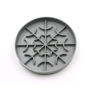 Gros plan sur les détails intérieurs du bol anti-glouton en silicone gris pour animaux.