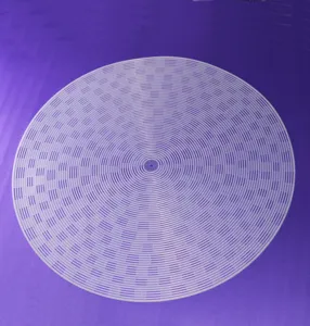 Detailaufnahme der Silikon-Dampfmatte mit präzisen konzentrischen kreisförmigen Löchern.