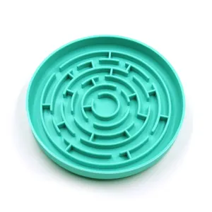 Detail de gamelle anti-glouton pour animaux en silicone, design labyrinthe pour chiens et chats.
