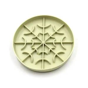 Vue rapprochée de la gamelle en silicone montrant les détails du motif interne et la texture.