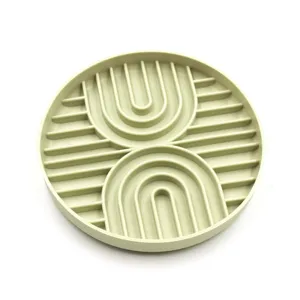 Alfombrilla circular de silicona verde salvia para mascotas con diseño geométrico