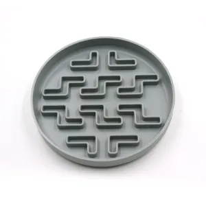 Nahaufnahme des grauen Haustier-Langsamfressnapfs mit integrierten Labyrinthmustern innen.