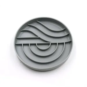 Close-up van de grijze siliconen langzame voerbak voor huisdieren met golf-ontwerp.