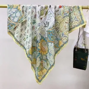 Prachtige vierkante sjaal met bloemenprint en gele rand, zachte satijnen designdetails.