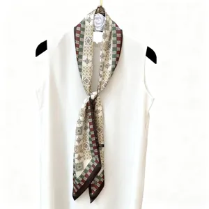 Gedetailleerd overzicht van de lange retro sjaal met geometrische print en kleurblokken.