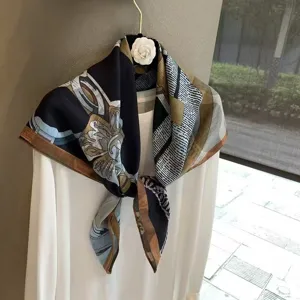Chique 90cm vierkante zijden sjaal met vintage kettingprint, elegante modieuze omslag.