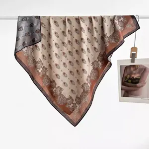 Gedetailleerd overzicht van de omkeerbare tweekleurige sjaal met vintage bloemenprintje.