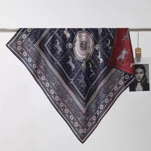 Gedetailleerd overzicht van luxe ruiterprint vierkante sjaal, tweekleurige stijlvolle omslagdoek.
