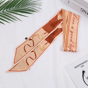 Lange zijden twilly sjaal met elegante ketting en riem print voor dames handtas decoratie.