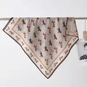 Gedetailleerd overzicht van de vierkante sjaal met paardenpatroon en zachte fluwelen omslagdoek.