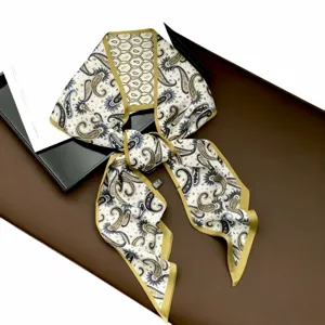 Elegante lange smalle zijden sjaal met klassiek paisleypatroon en olijfgroene rand.