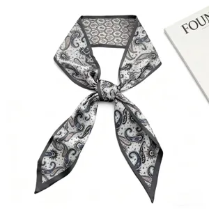 Chique smalle zijden sjaal met een prachtig paisley motief en donkere rand, veelzijdig.