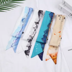 Gedetailleerd overzicht van gladde lange twilly sjaals met elegante Chinese landschap prints.