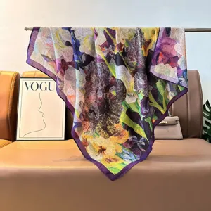 Gedetailleerd overzicht van luxueuze bedrukte zijden sjaal, levendige bloemenkunst.
