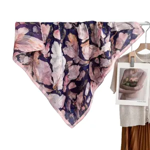 Modieuze bloemige vierkante sjaal, zachte pluche warme omslagdoek en veelzijdige herfstwinter sjaal.