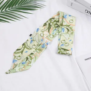 Chique groene zijden sjaal, ideaal als stijlvol tassenlint of elegante halsaccessoire.