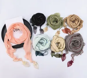 Gedetailleerd overzicht van effen geplooide dameshalsdoeken met schattige bladhangers in kleuren.