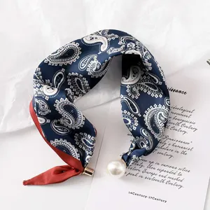 Donkerblauwe paisley zijden halsdoek met parel magnetische sluiting, elegante accessoire.