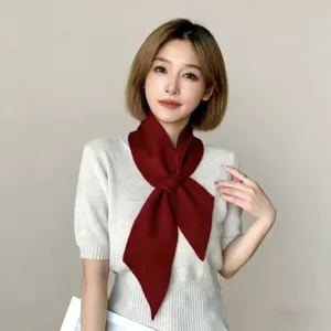 Bordeaux gebreide sjaal detail, gekruiste neppe kraag ontwerp, veelzijdig winter nekaccessoire stijl.