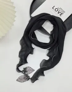 Zwarte geplooide sjaal met bladhanger, elegant dun effen ontwerp voor dames detail aanzicht.