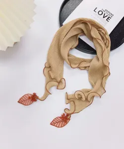 Dunne geplooide effen sjaal met mooie bladhangers, elegante halsdoek voor vrouwen.